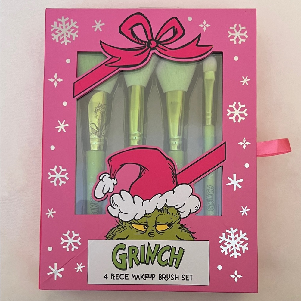 Grinch Makeup Brush Set & Blender Duo Bundle — Holiday Gift Set - Picture 5 of 8